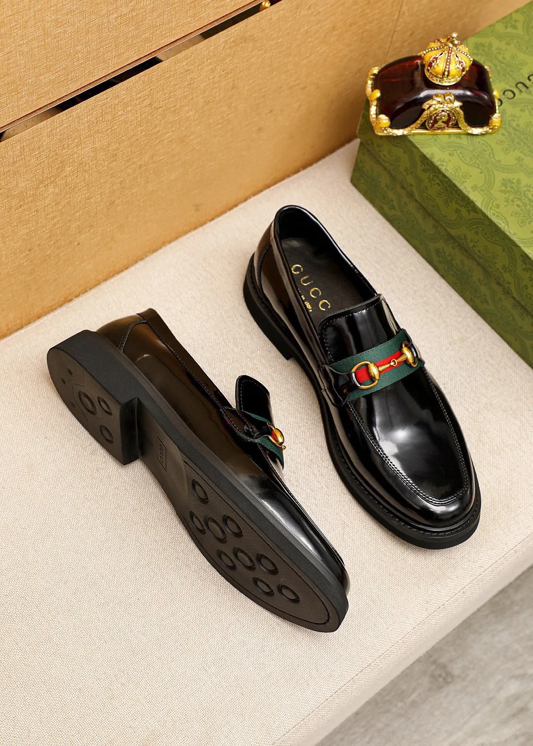 Men's shoes 💰560 💐 Product trademark: GUCCI "Gucci" casual leather shoes Regular size: 38-44 (45🉑️customized) Product materials: Selected imported first-layer open-edge beaded calfskin upper + classic hardware buckle, imported water-dyed cowhide leather lining. Strong three-dimensional visual effect, rubber outsole Color: 2⃣️colors available